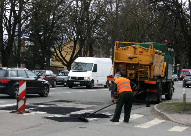 В Риге идет борьба с ямами на дорогах. Каковы успехи?