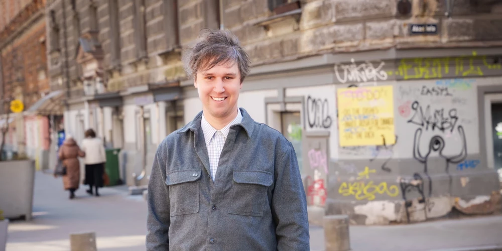 “Soliņš ir būtisks arī senioram, kad viņš iziet pastaigā. Viņam ir svarīgi, lai ik pēc 100–200 metriem varētu apsēsties un ievilkt elpu. Tā mēs neizolēsim senioru no sabiedrības,” saka Ozols.