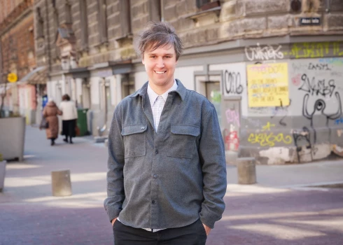 “Soliņš ir būtisks arī senioram, kad viņš iziet pastaigā. Viņam ir svarīgi, lai ik pēc 100–200 metriem varētu apsēsties un ievilkt elpu. Tā mēs neizolēsim senioru no sabiedrības,” saka Ozols.