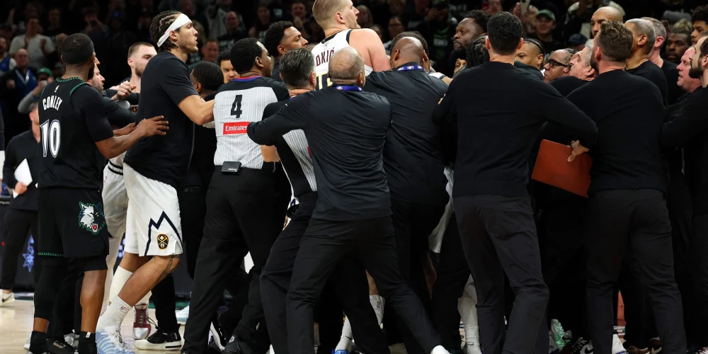 Конфликт двух игроков перерос в коллективную потасовку.