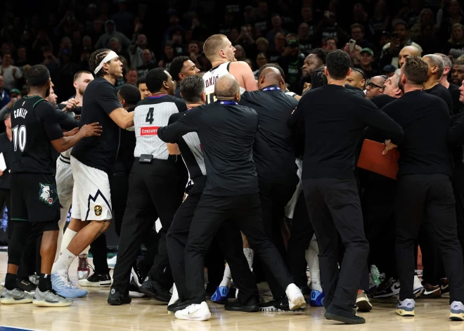 ВИДЕО: один из лучших игроков НБА затеял драку на последних секундах матча