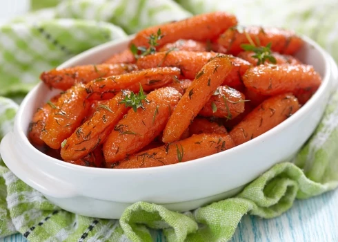 Glazēti burkāni der kā piedeva pamatēdienam un arī kā daļa no uzkodām. 