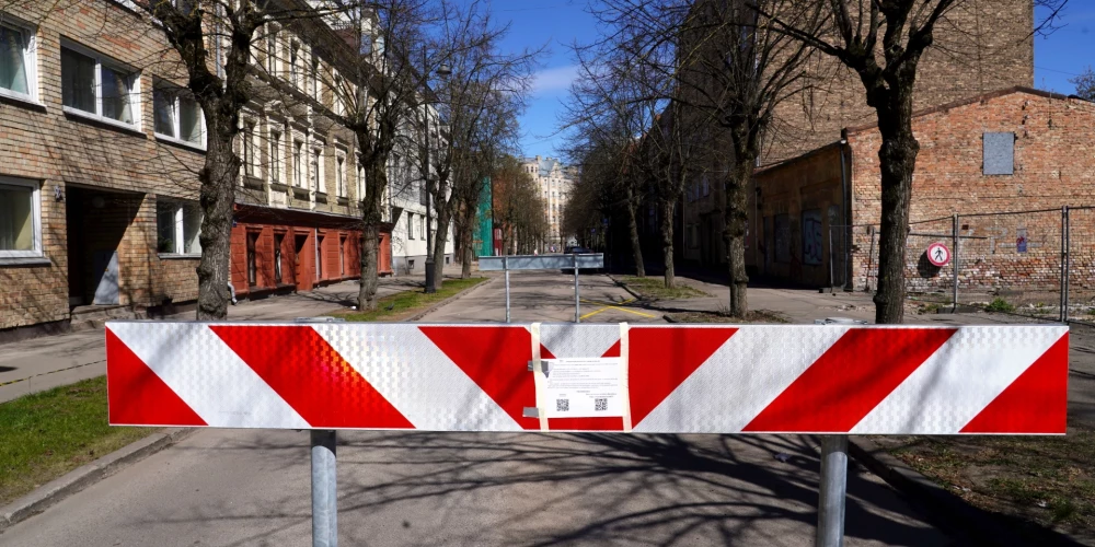 Satiksmei bloķētā Vārnu iela Rīgas Grīziņkalnā.