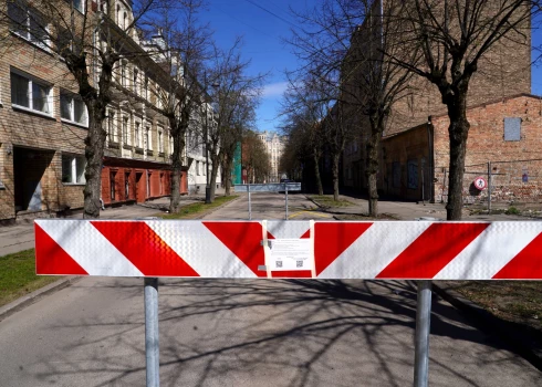 Satiksmei bloķētā Vārnu iela Rīgas Grīziņkalnā.