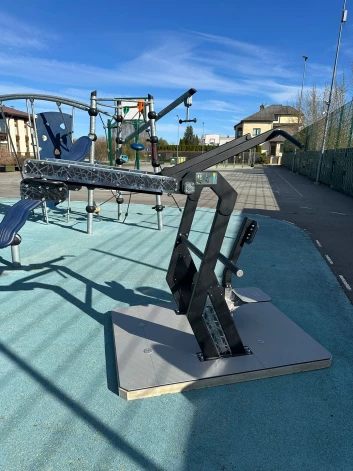 Aprīkojums darbojas testa režīmā, lai izvērtētu interesi un pieprasījumu pēc šāda veida āra sporta infrastruktūras.