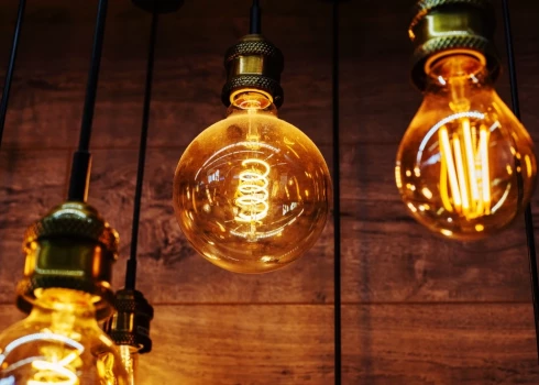 Elektroenerģijas vidējā cena pagājušajā nedēļā Latvijā samazinājās 2,4 reizes.