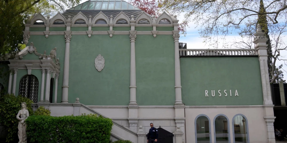 Latvijai nevēlamo personu sarakstā iekļauj trīs ar Krievijas pārstāvniecību Venēcijas biennālē saistītas personas.