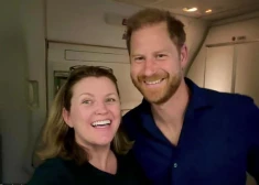 Princis Harijs parāda savu cilvēcīgo pusi: lidojuma laikā mierina sērojošu sievieti