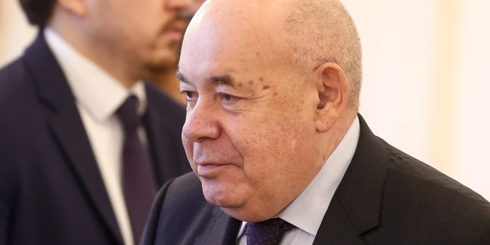 Михаил Швыдкой является представителем президента России по международному культурному сотрудничеству и был одним из главных лоббистов участия России в биеннале. 