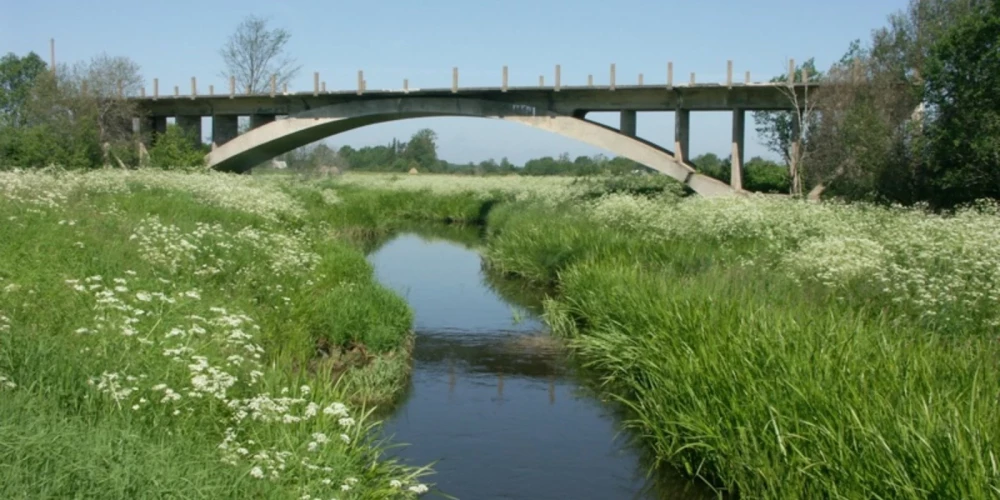Железнодорожный мост через Абаву так и остался без путей - проект остановила война.