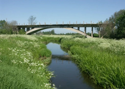 Железнодорожный мост через Абаву так и остался без путей - проект остановила война.