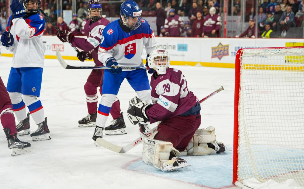 Latvijas U-18 hokejisti ielaiž četrus vārtus mazākumā un zaudē Slovākijai