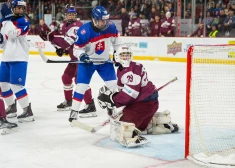 Latvijas U-18 hokejisti ielaiž četrus vārtus mazākumā un zaudē Slovākijai