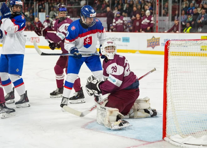 Latvijas U-18 hokejisti ielaiž četrus vārtus mazākumā un zaudē Slovākijai