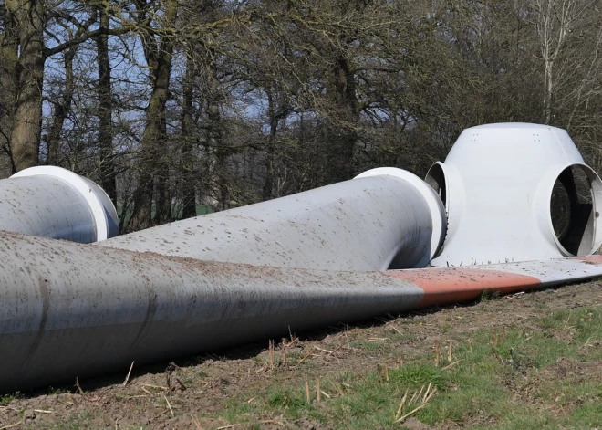 У министров потребовали остановить проекты трех ветровых электростанций после того, как в Курземе рухнул ветрогенератор