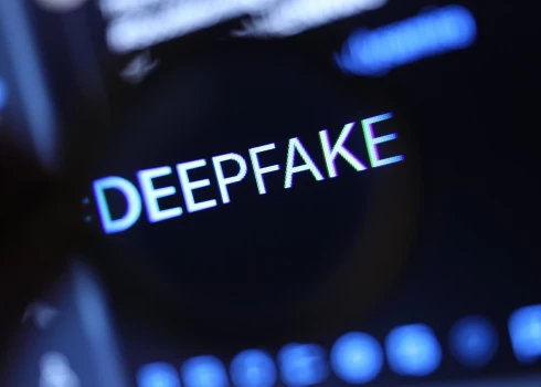 Tā it kā ar visu pieminēto samurgojumu vēl nepietiktu, šīs viltus “Laika ziņas” par vīriešu potenci tiek translētas pulksten 20:31. Apakšā šim neīstajam “ekrānšāviņam” iemontēti arī daži tīkšķi u.c. emocijzīmes “Facebook” stilā, kā arī 7 komentāri.