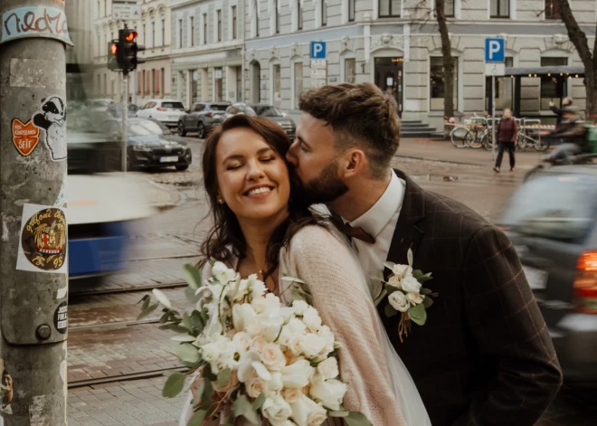 Apprecējusies mūziķa Mika Dukura bijusī sieva Laura