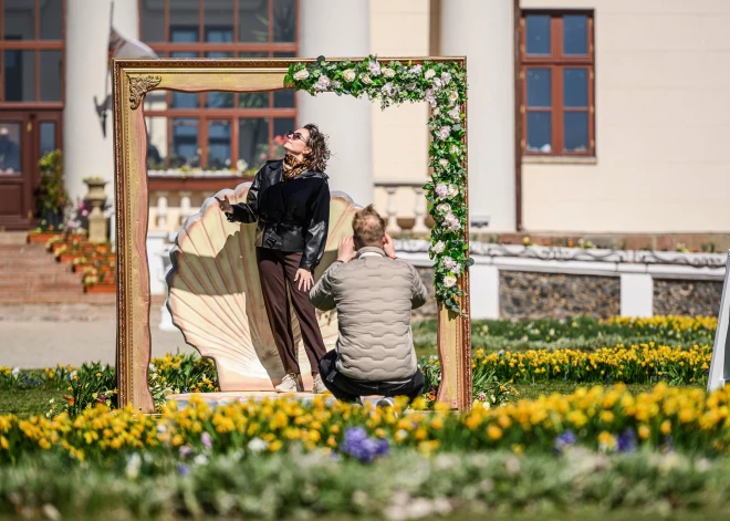 FOTO: Maija brīvdienās Pakrojas muižā - ekskursijas latviešu valodā un svētku koncerts 