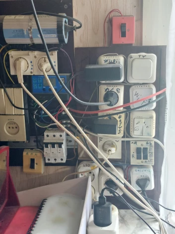 Konstruējis pats. Interese un izpratne par tehniskiem risinājumiem redzama arī seniora mājoklī, kaut elektrisku iekārtu netrūkst, telpās nav vadu mudžekļu. Visu elektroierīču ar apgaismojuma ieslēgšanu ir vienuviet, slēdži iestiprināti panelī, kas atrodas pie sienas.