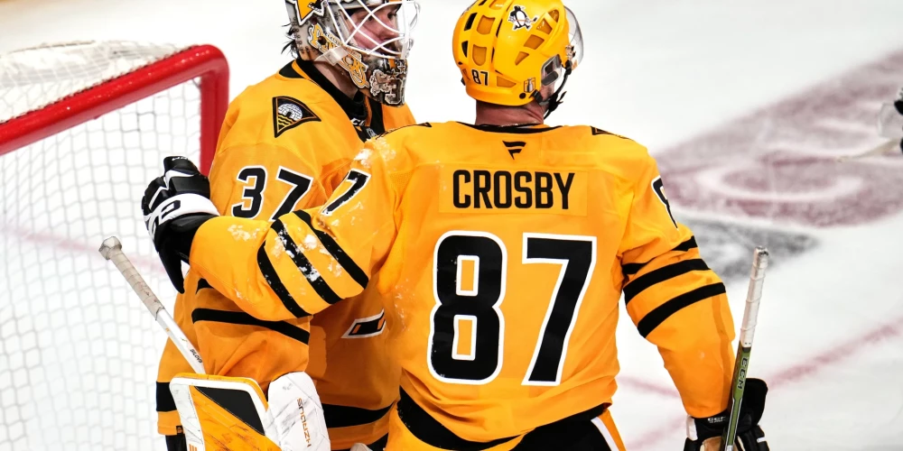 Artūrs Šilovs pēc spēles saņem apsveikumus no hokeja leģendas Sidnija Krosbija.