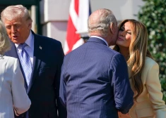 FOTO: Čārlzs III un Kamilla ierodas Vašingtonā — Tramps jau paspēj pārkāpt karalisko protokolu