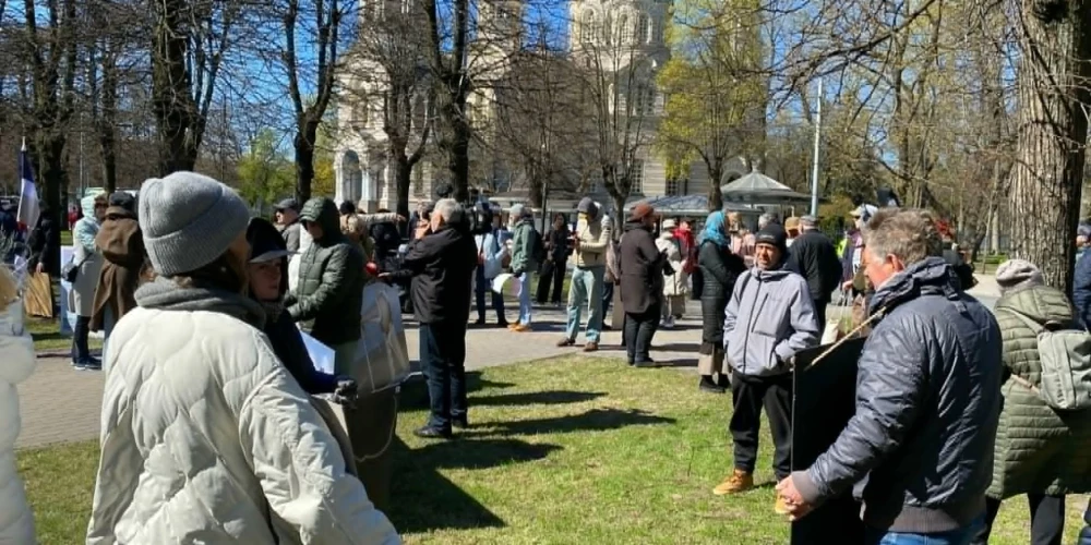 28. aprīlī no plkst. 12.30 līdz 14.00 Brīvības bulvārī, pretī Ministru kabinetam, norisinājās pikets, kurā aktīvisti pauda savu iebildumu pret trīs vēja parku būvniecību.