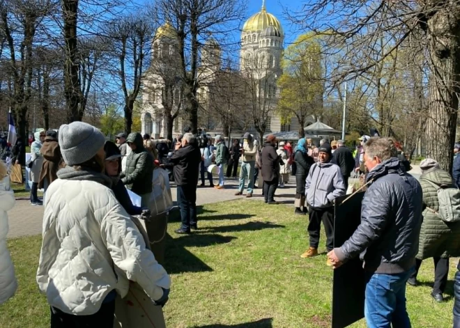 28. aprīlī no plkst. 12.30 līdz 14.00 Brīvības bulvārī, pretī Ministru kabinetam, norisinājās pikets, kurā aktīvisti pauda savu iebildumu pret trīs vēja parku būvniecību.