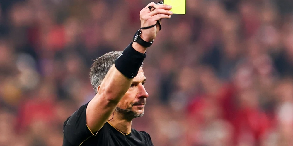 Slovēņu tiesnesis Slavko Vinčičs, kurš tiesās arī Pasaules kausā, ar dzelteno kartīti.