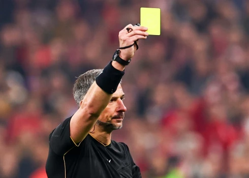 Slovēņu tiesnesis Slavko Vinčičs, kurš tiesās arī Pasaules kausā, ar dzelteno kartīti.