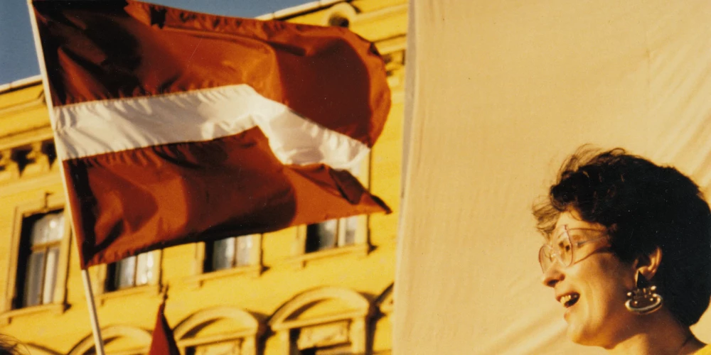 Uzreiz pēc Neatkarības deklarācijas pieņemšanas 1990. gada 4. maijā ļaudis pulcējās Daugavmalā, lai svinētu brīvību.