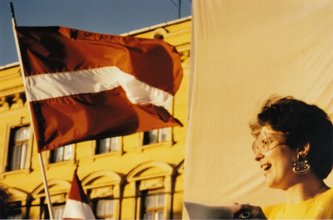 Uzreiz pēc Neatkarības deklarācijas pieņemšanas 1990. gada 4. maijā ļaudis pulcējās Daugavmalā, lai svinētu brīvību.