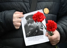Aiz propagandas priekškara: Krievijā atsākuši reabilitēt Staļina laikus