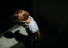 Под Резекне полуторагодовалого ребенка увезли в больницу после странного звонка его отца в службу 112