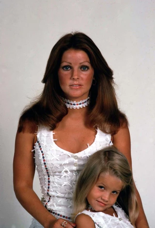 Priscilla Preslija ar meitu Lizu Mariju Presliju.