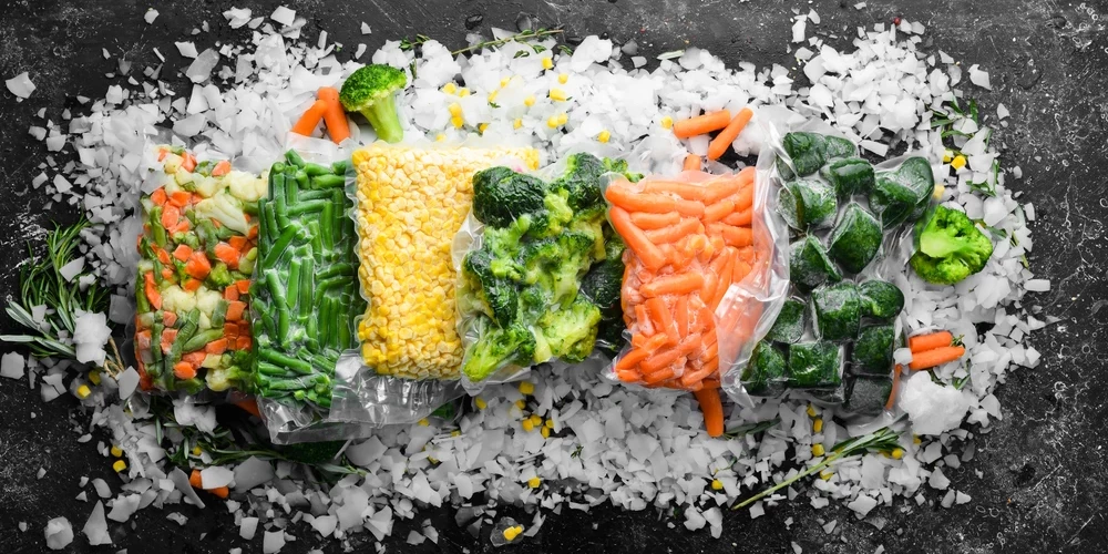 Gaidot jauno ražu, gatavo saldētus dārzeņus. 