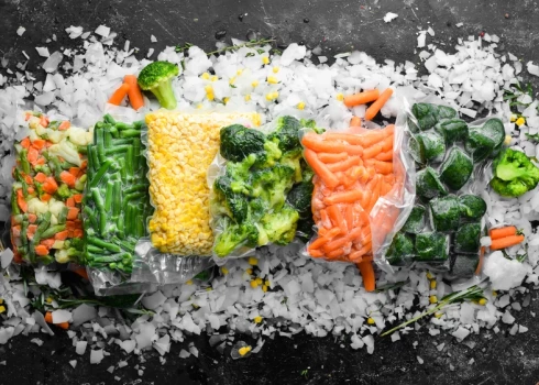 Gaidot jauno ražu, gatavo saldētus dārzeņus. 