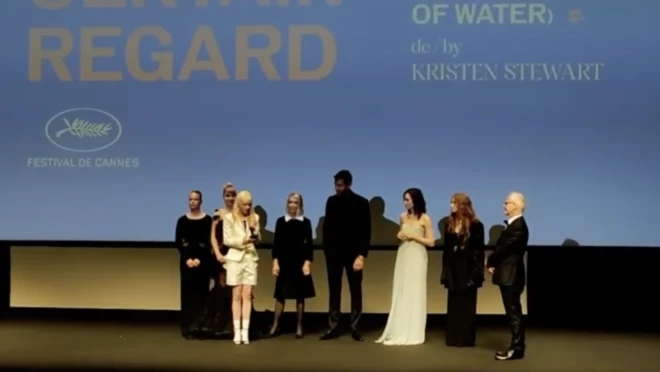 Kristenas Stjuartes filmas komanda uz vienas skatuves Kannu kinofestivālā. Tostarp arī Marlēna, kuru uz skatuves izsauca pirmo!
