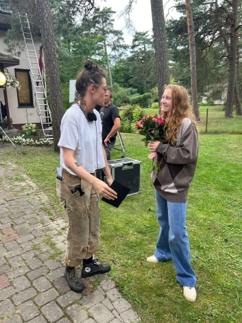 Marlēnas Sniegas talantu Kristena novērtēja tik augstu, ka atvadu dienā pasniedza viņai puķes.