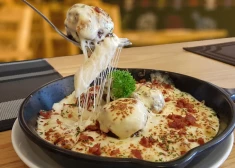 Тефтели, которые хочется есть прямо со сковороды: томатный соус и тянущаяся моцарелла делают свое дело