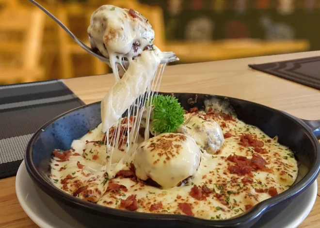 Тефтели, которые хочется есть прямо со сковороды: томатный соус и тянущаяся моцарелла делают свое дело