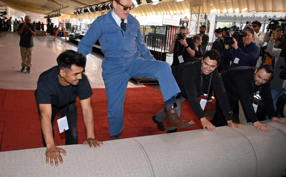 “Oskaru” sarkanais paklājs atrasts konteinerā — virāls video izraisa sašutumu internetā