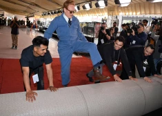 “Oskaru” sarkanais paklājs atrasts konteinerā — virāls video izraisa sašutumu internetā