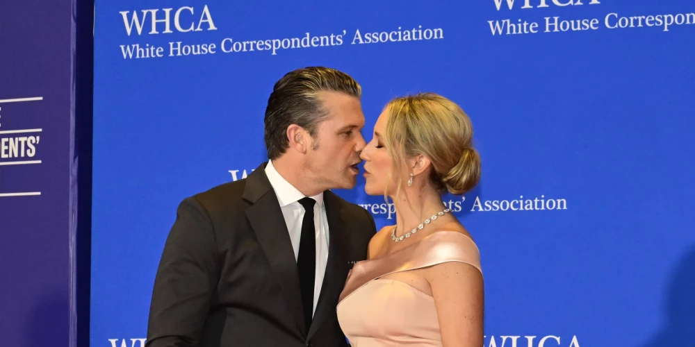 Pīts Hegsets ar sievu Dženiferu.