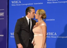 ASV aizsardzības ministra sievu izsmej par apģērbu vakariņās Baltajā namā