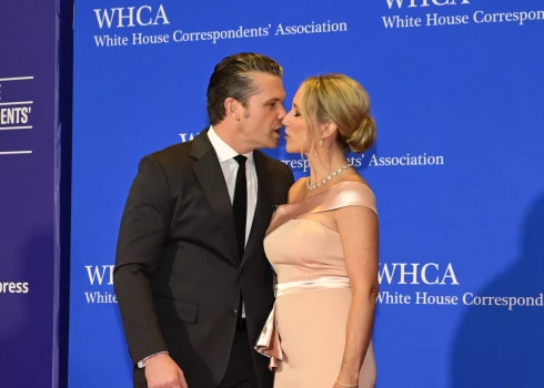 Pīts Hegsets ar sievu Dženiferu.