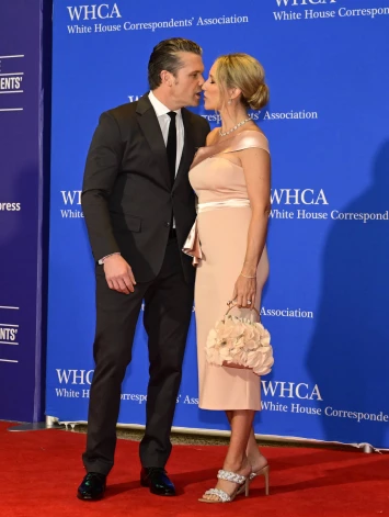 Pīts Hegsets ar sievu Dženiferu.