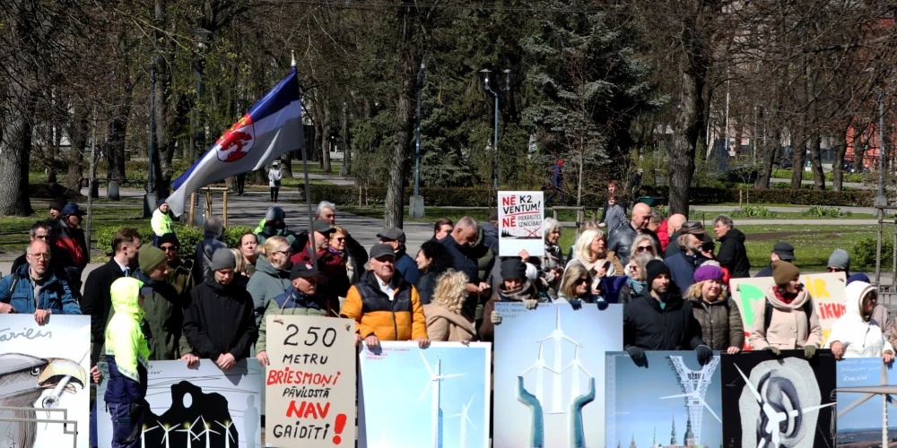 Iepretim Ministru kabineta ēkai notiek pikets pret trīs vēja parku būvniecību. (foto: Marta Šķerstiņa / LETA)