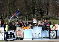 Kamēr ārpusē protestē, valdība akceptē divu vēja parku ietekmes uz vidi novērtējumu, trešo atliek. FOTO, VIDEO