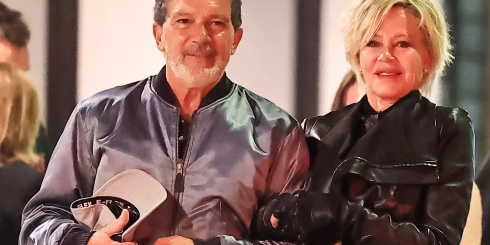 2026. gada 26. aprīlī Antonio Banderass un Melānija Grifita roku rokā pameta restorānu Losandželosā, pierādot, ka arī 12 gadus pēc šķiršanās iespējams saglabāt draudzīgas attiecības. Soli aiz viņiem gāja abu kopīgā meita Stella.