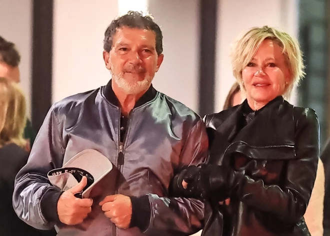 2026. gada 26. aprīlī Antonio Banderass un Melānija Grifita roku rokā pameta restorānu Losandželosā, pierādot, ka arī 12 gadus pēc šķiršanās iespējams saglabāt draudzīgas attiecības. Soli aiz viņiem gāja abu kopīgā meita Stella.